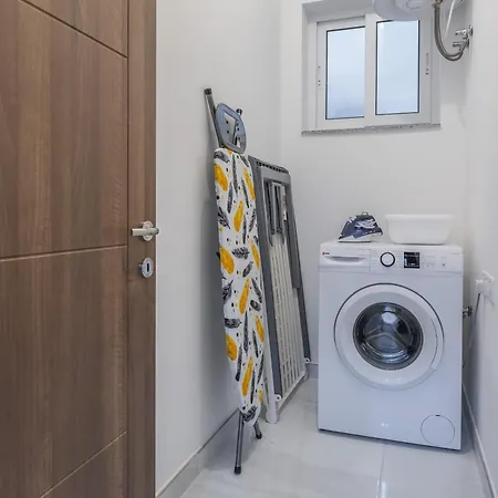 Seabreeze By Sf Homes - Meters Away From The & Pools Διαμέρισμα